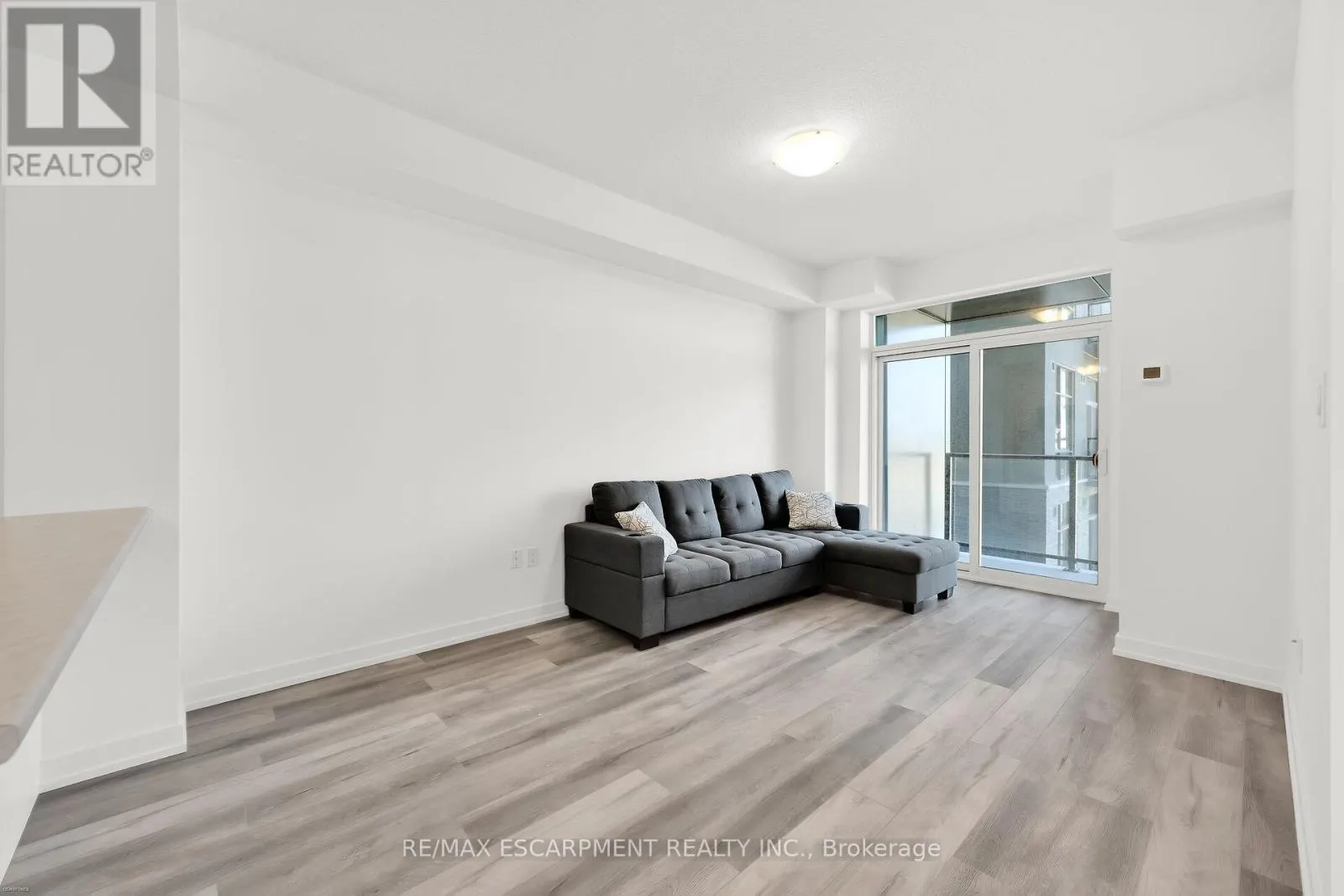 416 - 470 DUNDAS STREET E