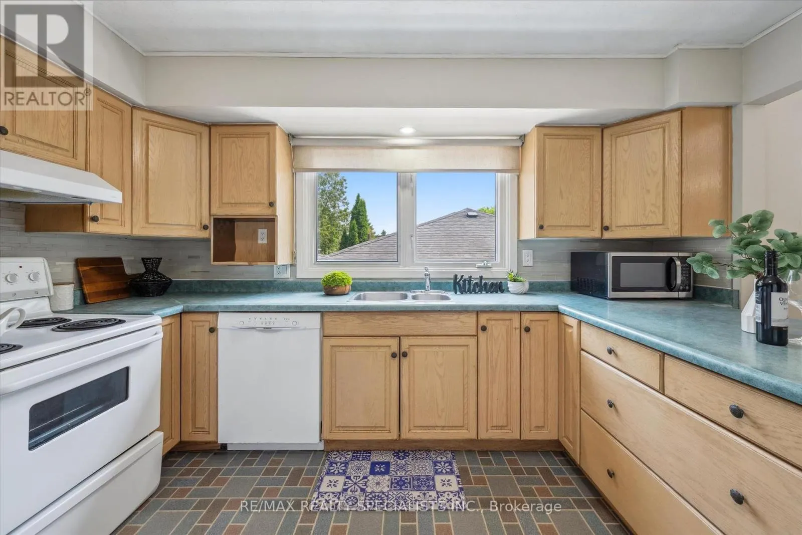 60 KENWOOD CRESCENT