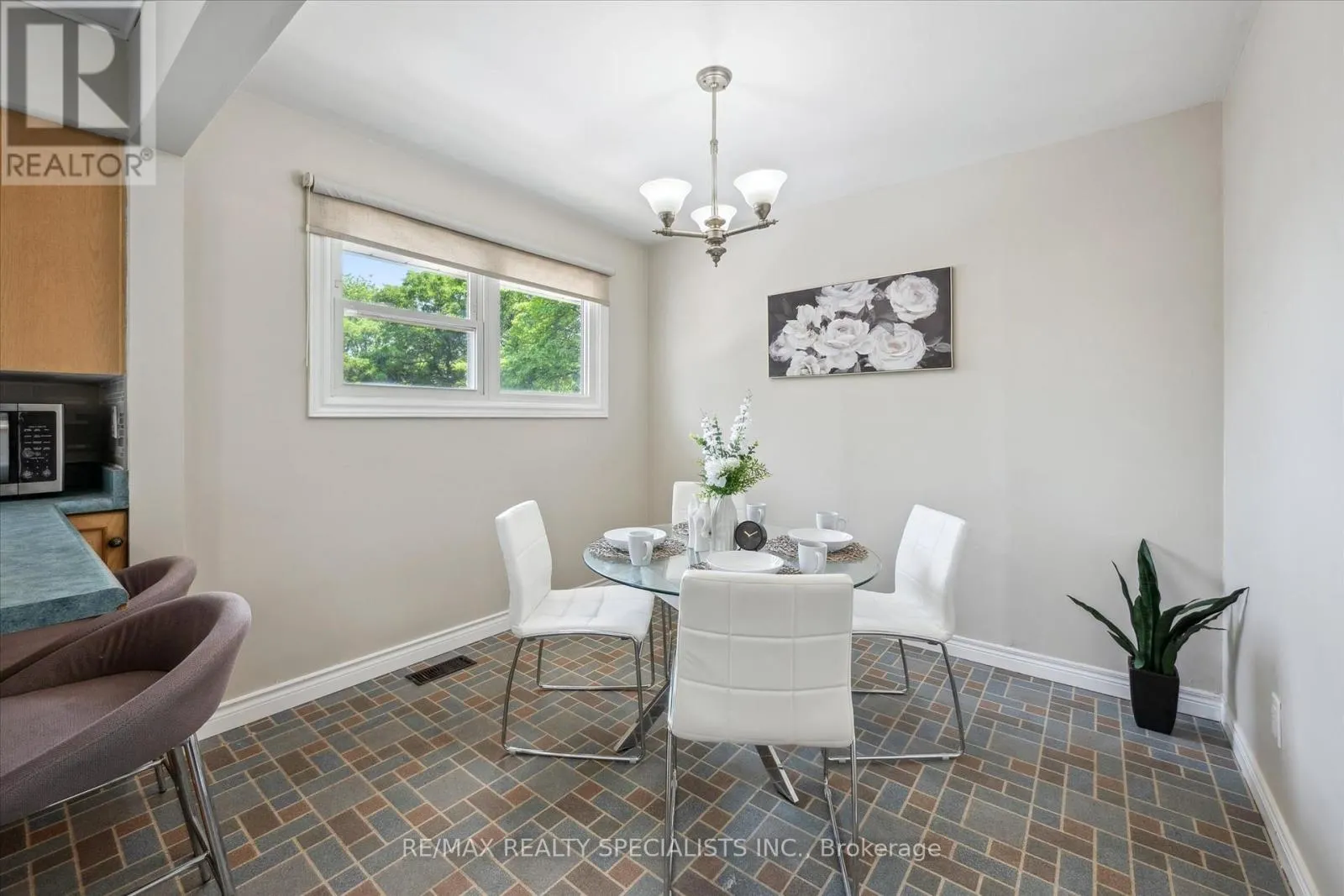 60 KENWOOD CRESCENT