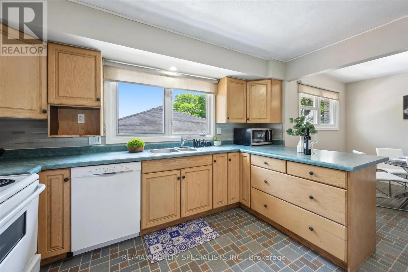 60 KENWOOD CRESCENT