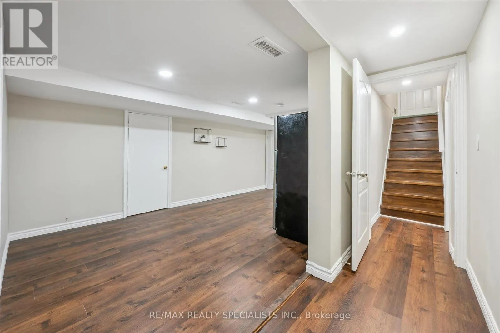 60 KENWOOD CRESCENT