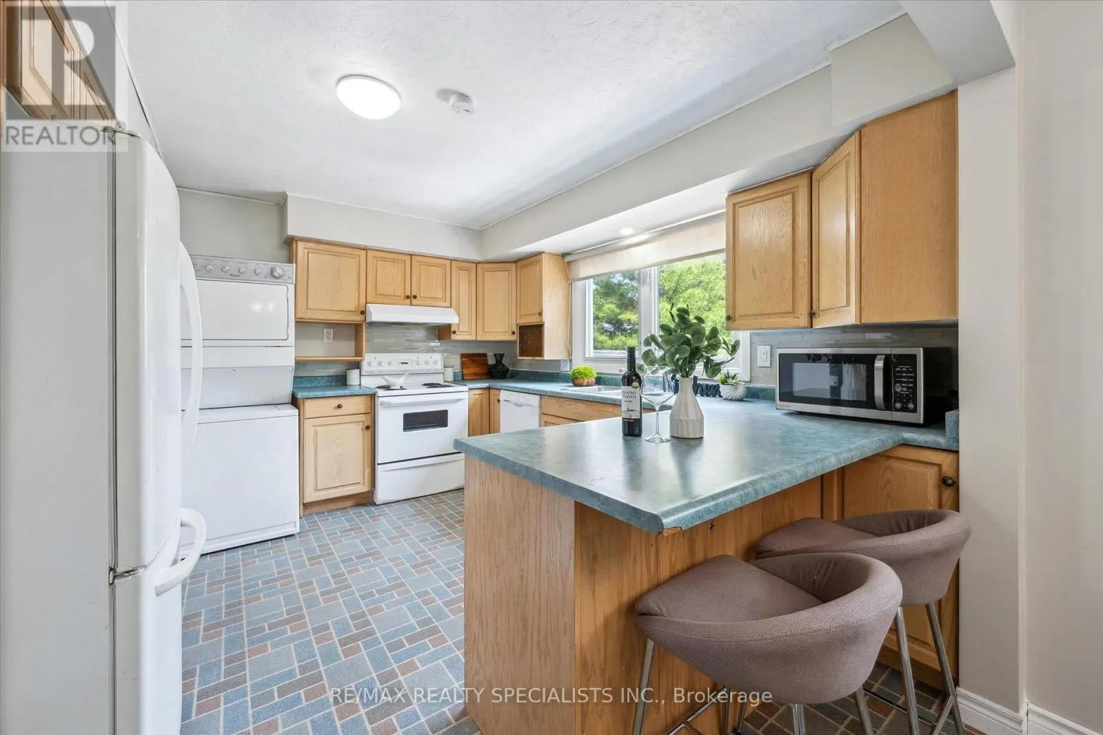 60 KENWOOD CRESCENT