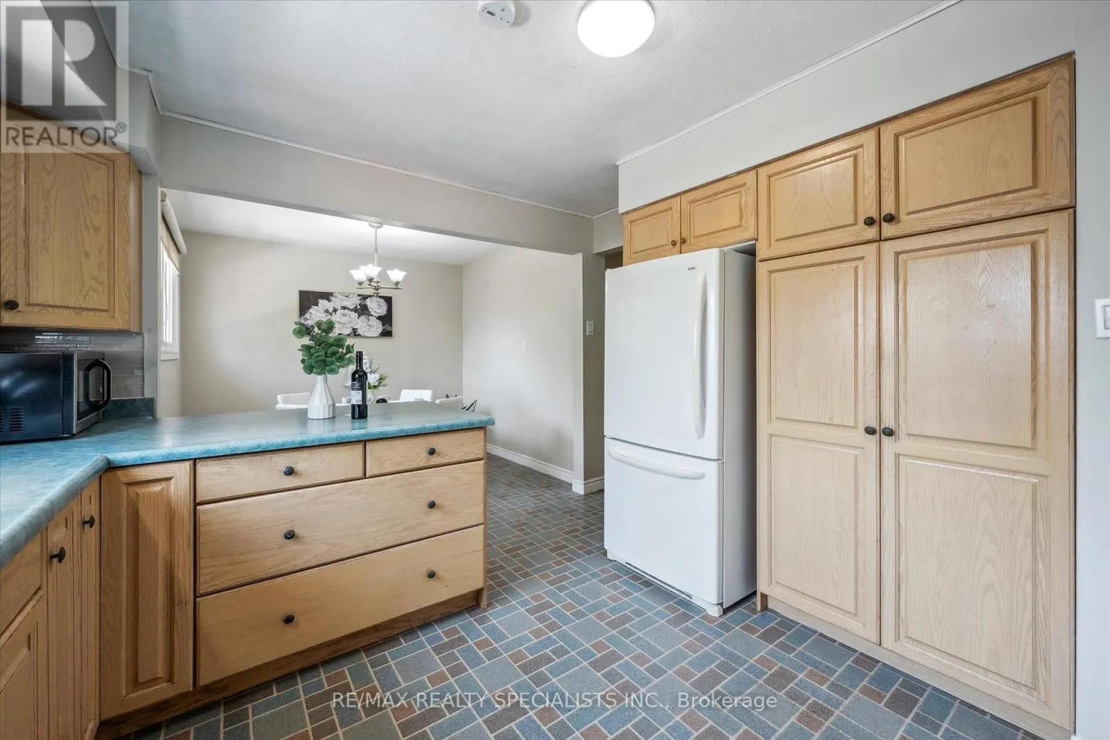 60 KENWOOD CRESCENT