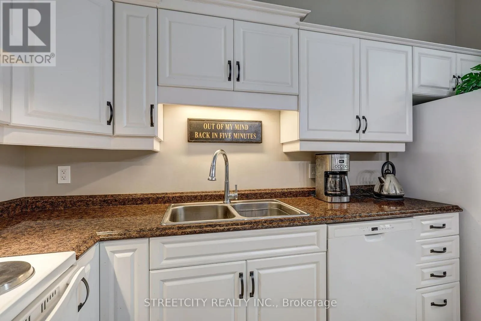 6 - 20 WINDMERE PLACE, #6