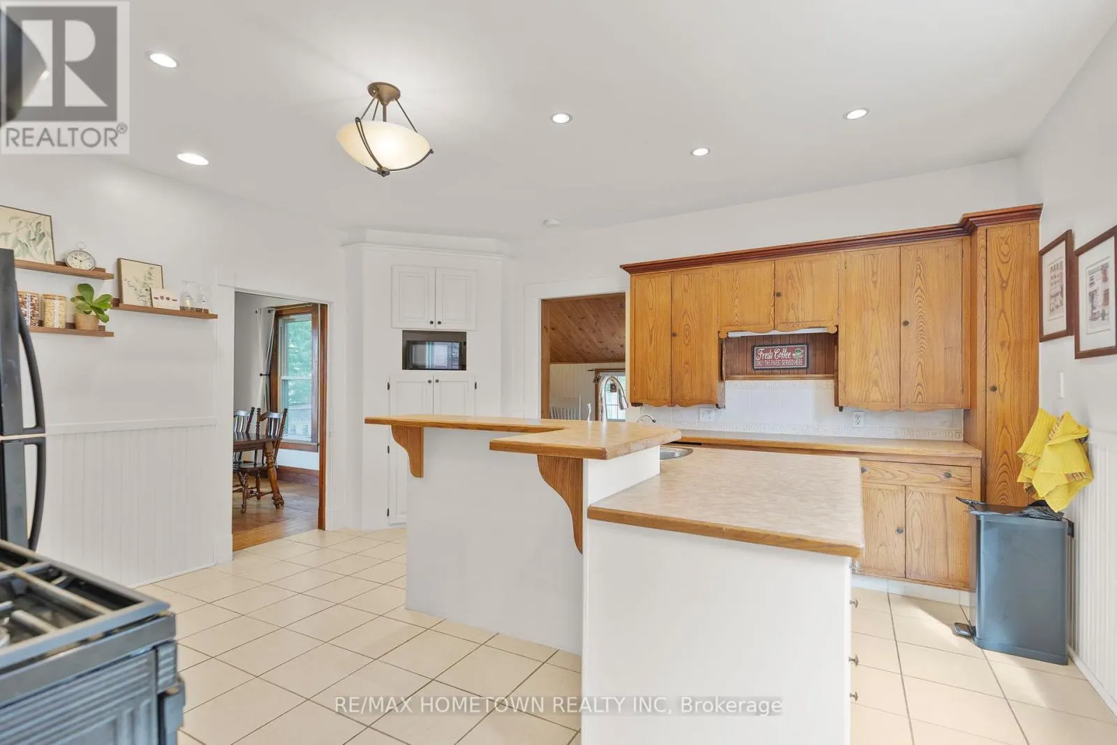 138 HENRY STREET E