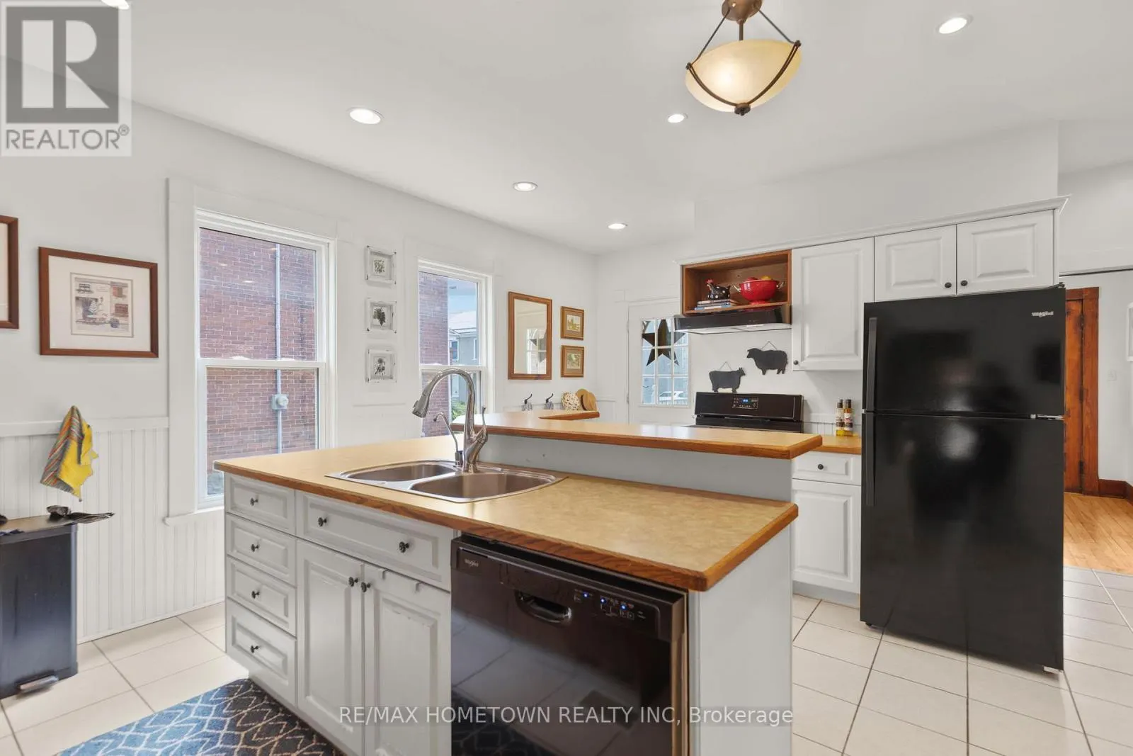 138 HENRY STREET E