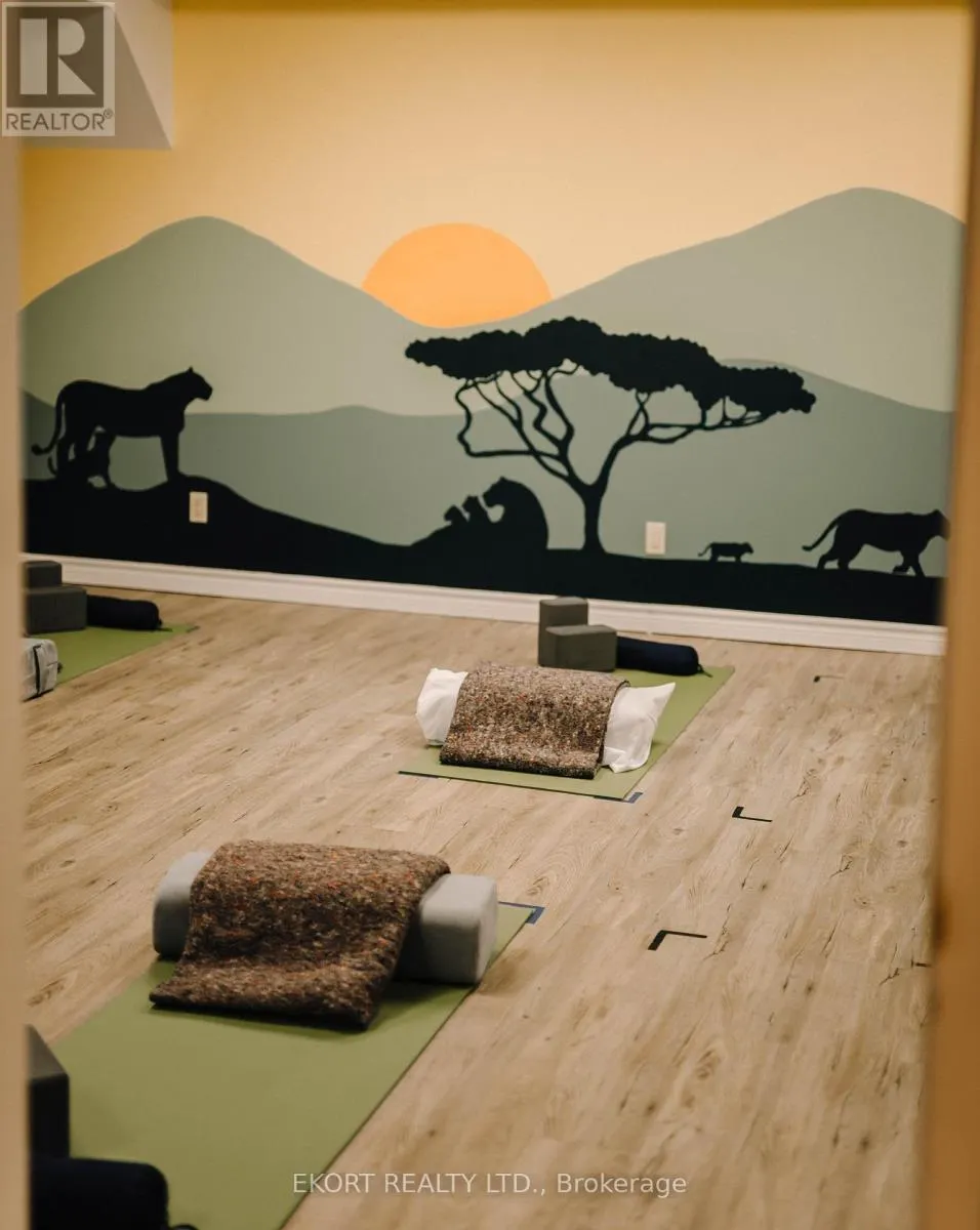 A - 82 DUNDAS STREET W, #A