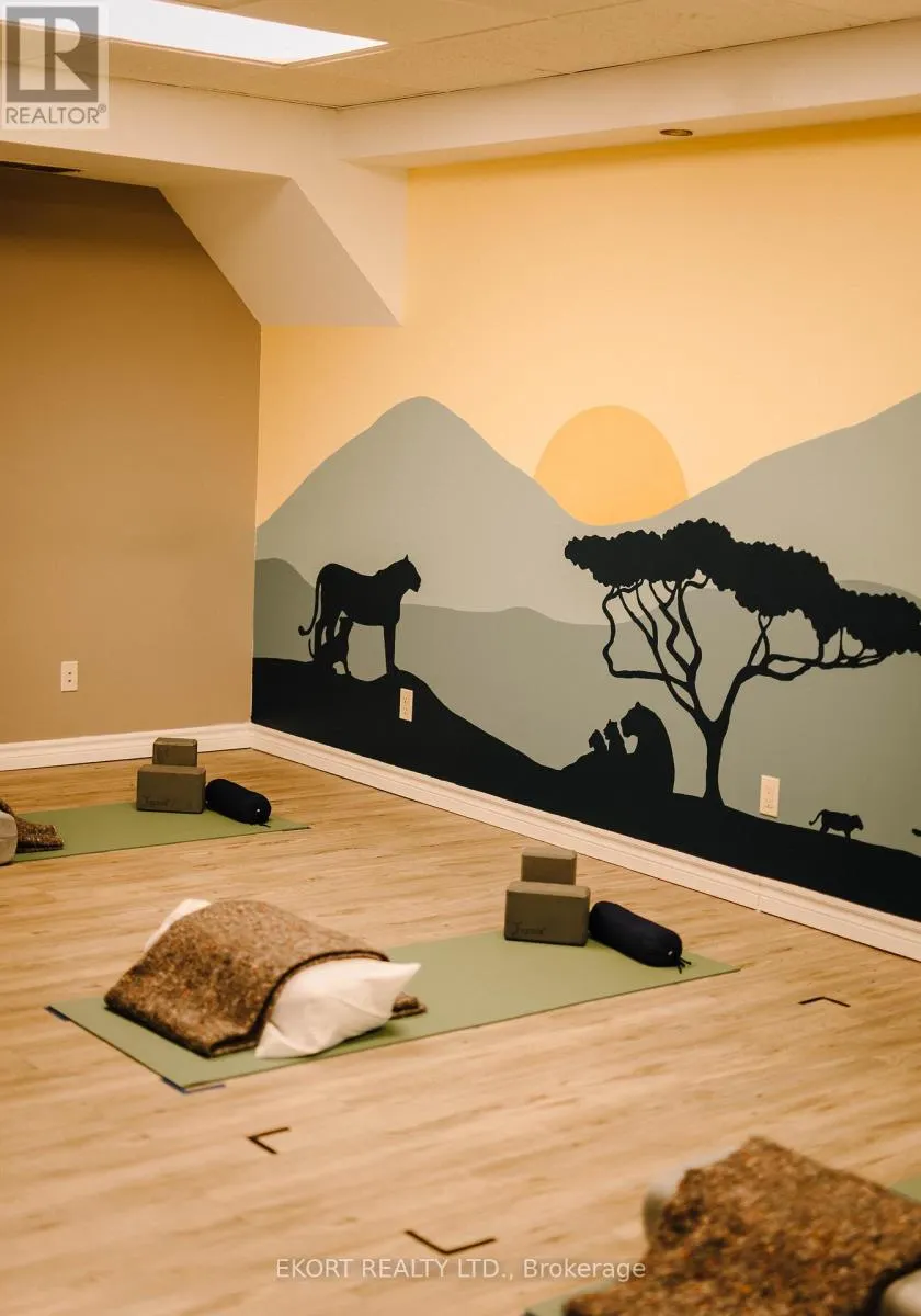 A - 82 DUNDAS STREET W, #A