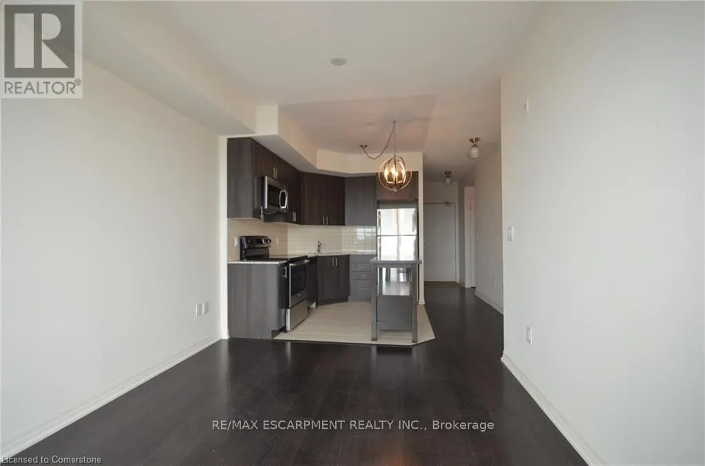 203 - 560 NORTH SERVICE ROAD