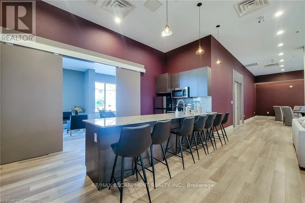 203 - 560 NORTH SERVICE ROAD