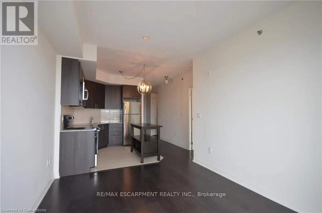 203 - 560 NORTH SERVICE ROAD