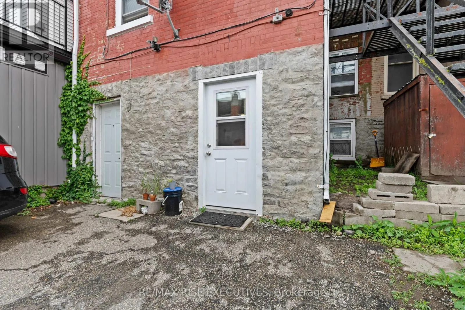 73 KING STREET E