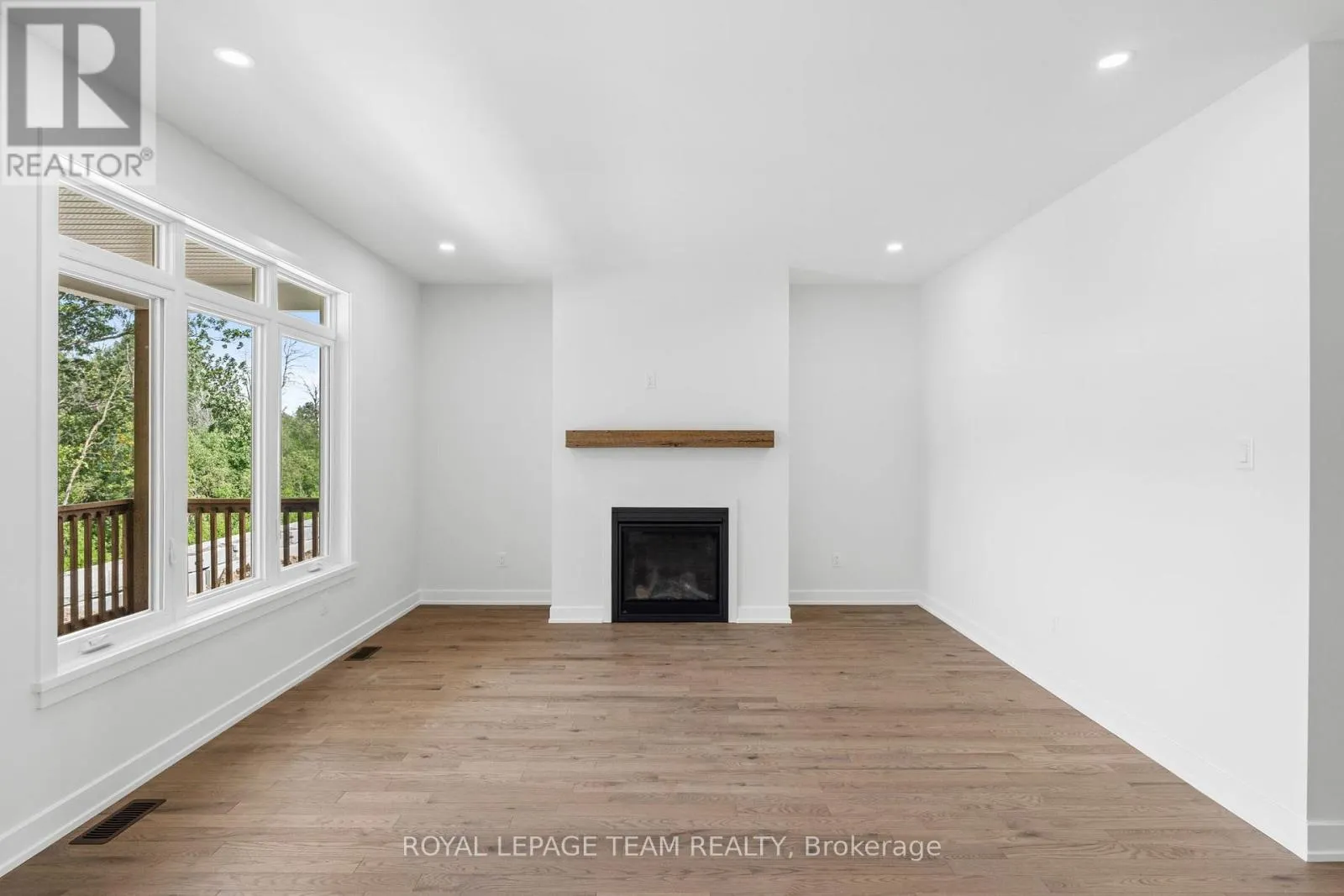 1039 MOORE STREET