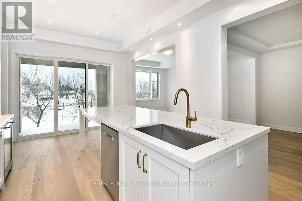 5-11 BAY STREET E