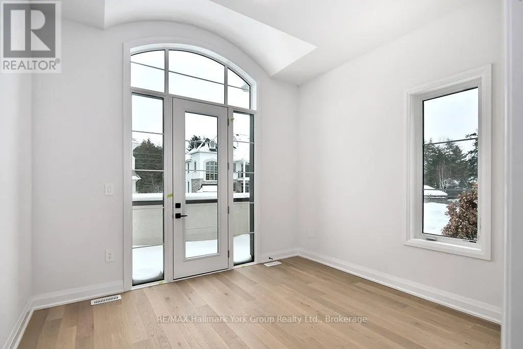 5-11 BAY STREET E