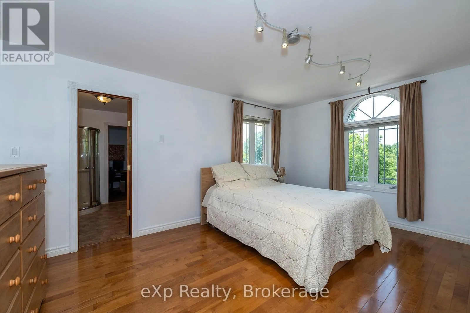 910 26TH STREET E