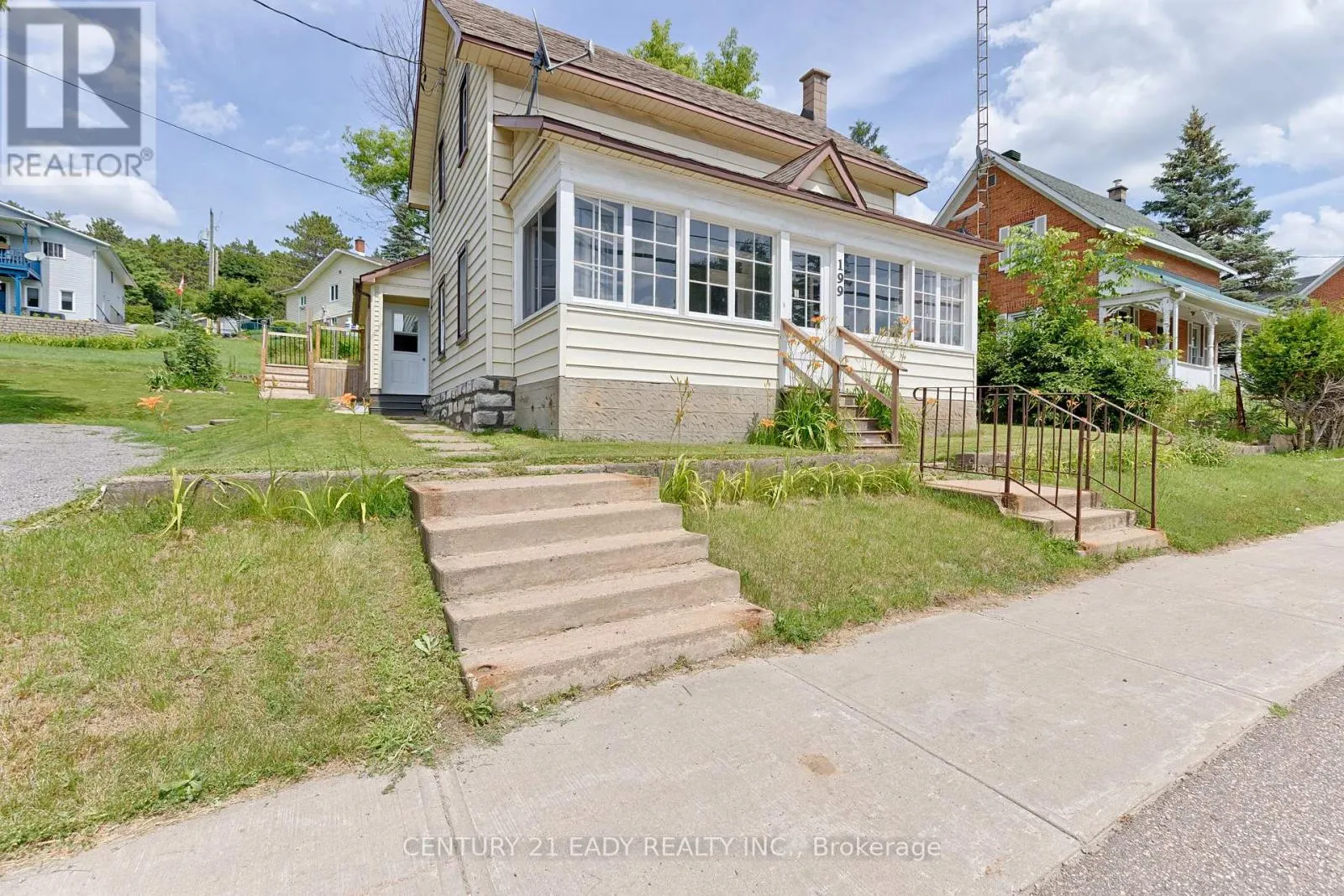 199 BONNECHERE STREET W