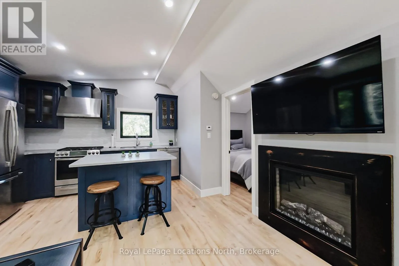 74 ARTHUR STREET E