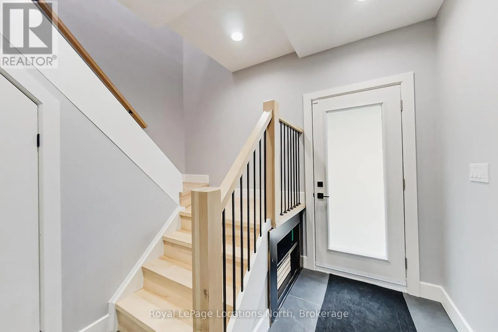 74 ARTHUR STREET E