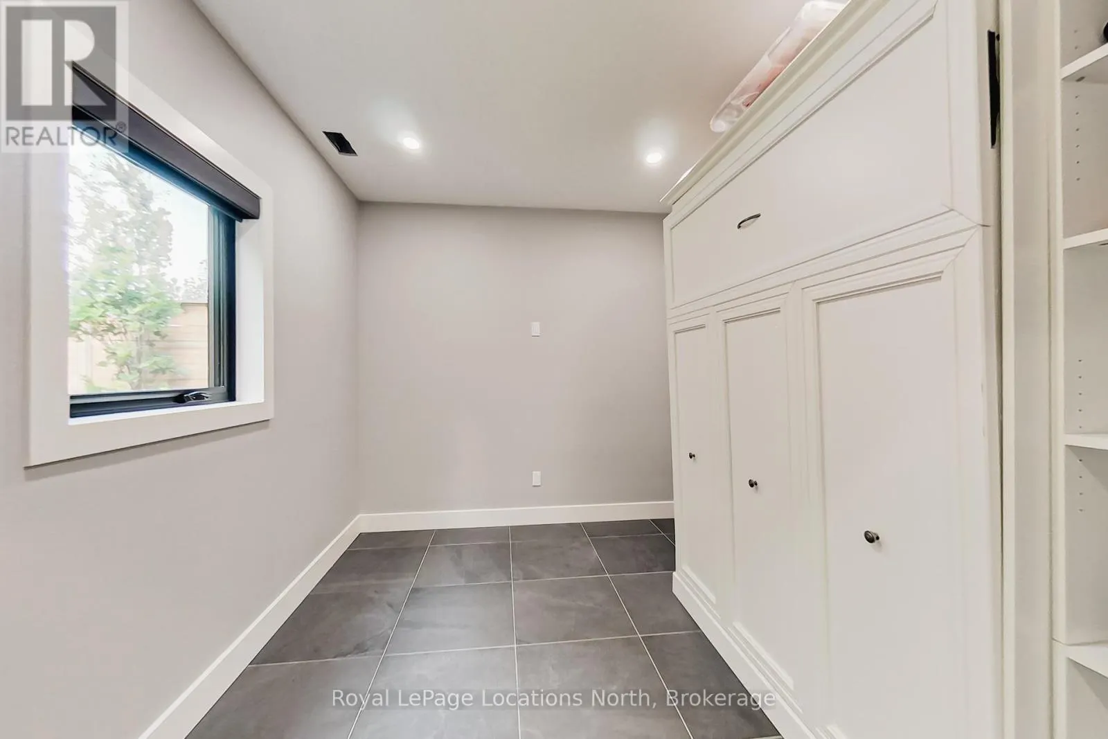 74 ARTHUR STREET E