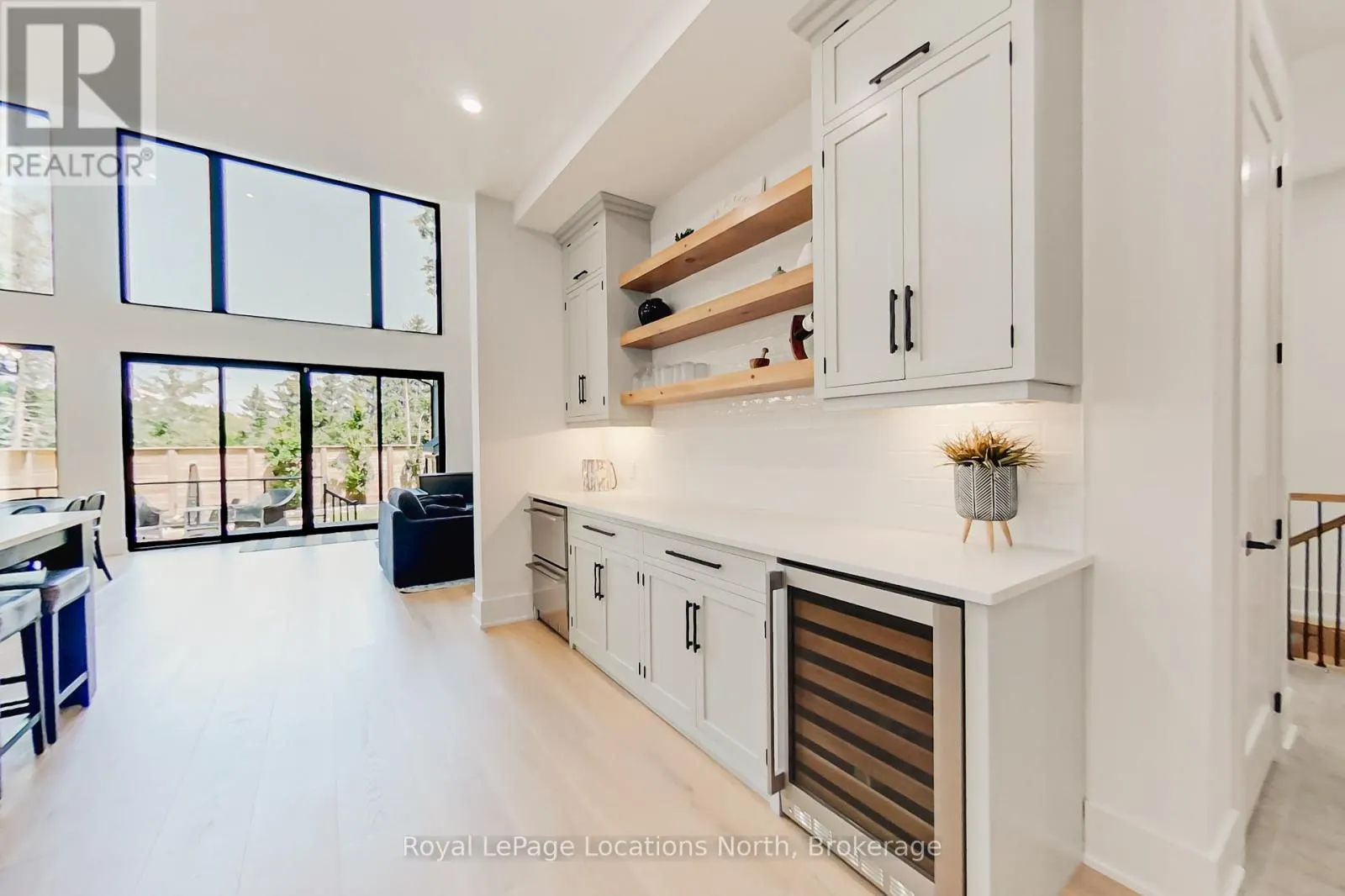 74 ARTHUR STREET E