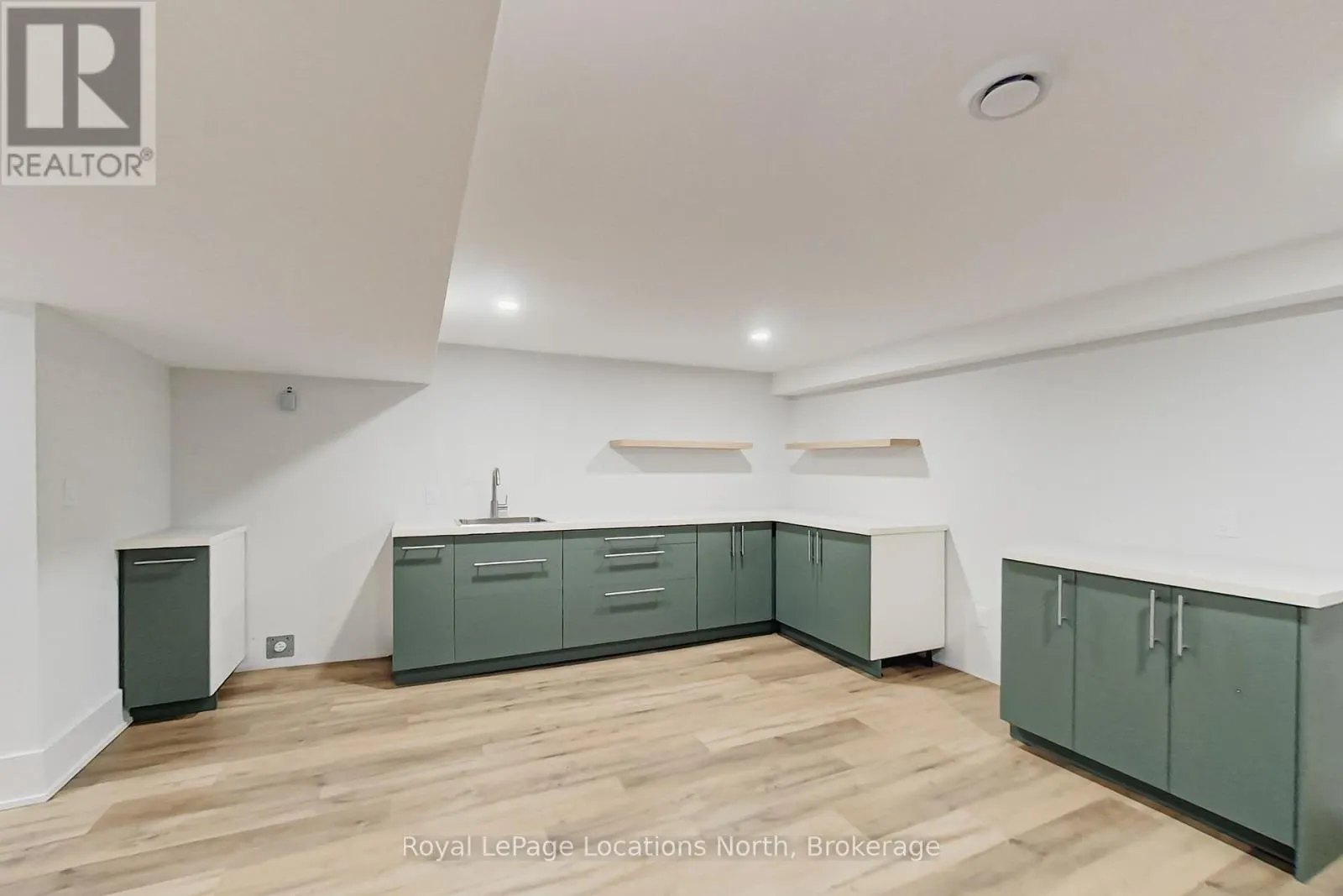 74 ARTHUR STREET E