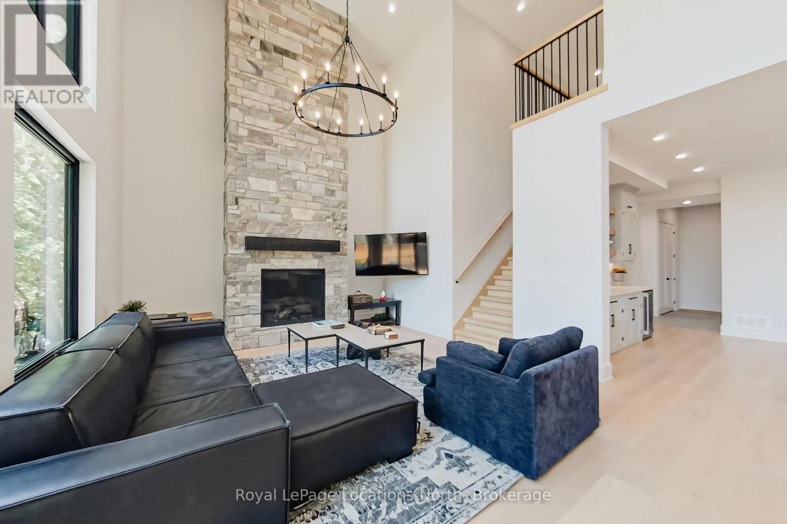 74 ARTHUR STREET E