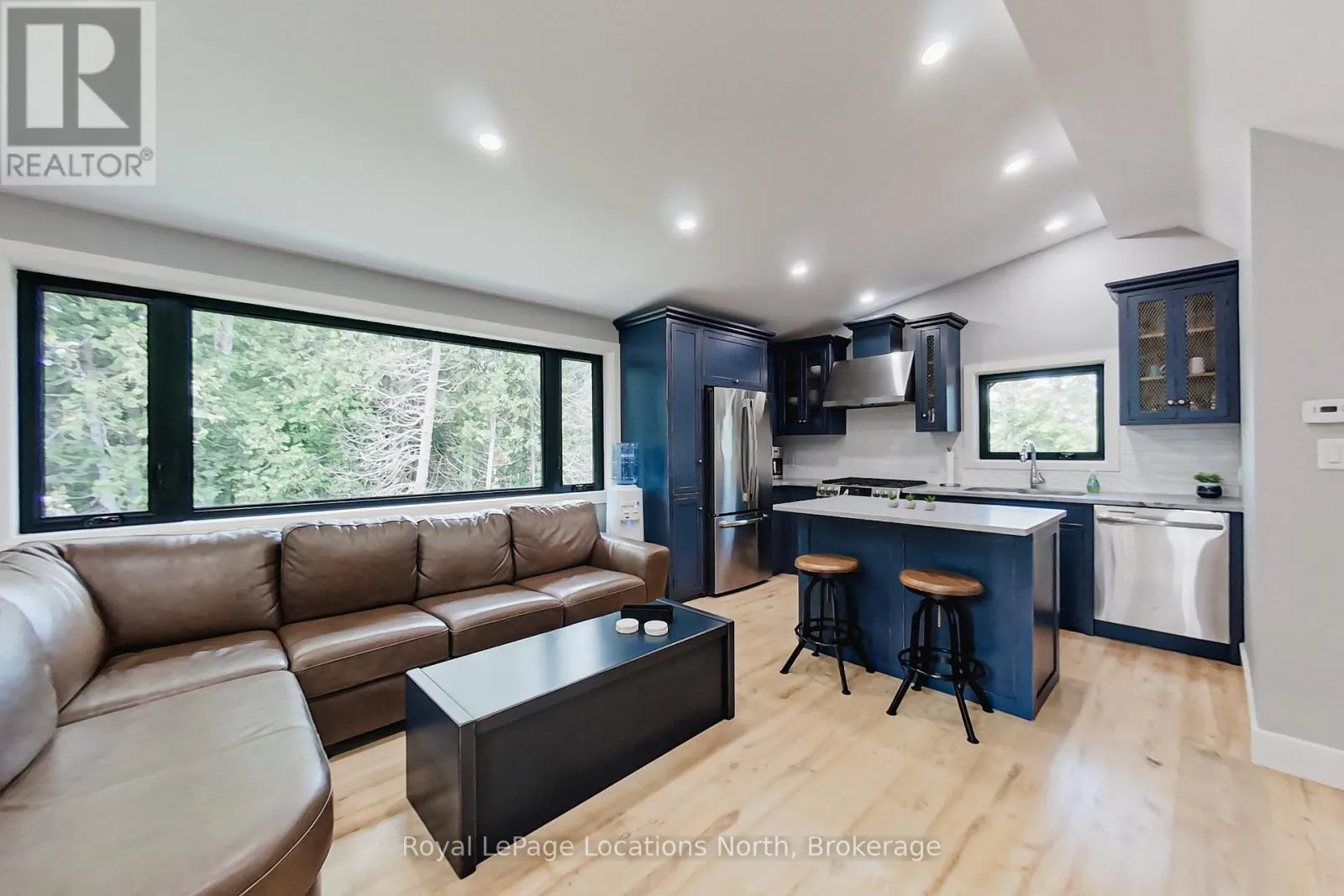 74 ARTHUR STREET E