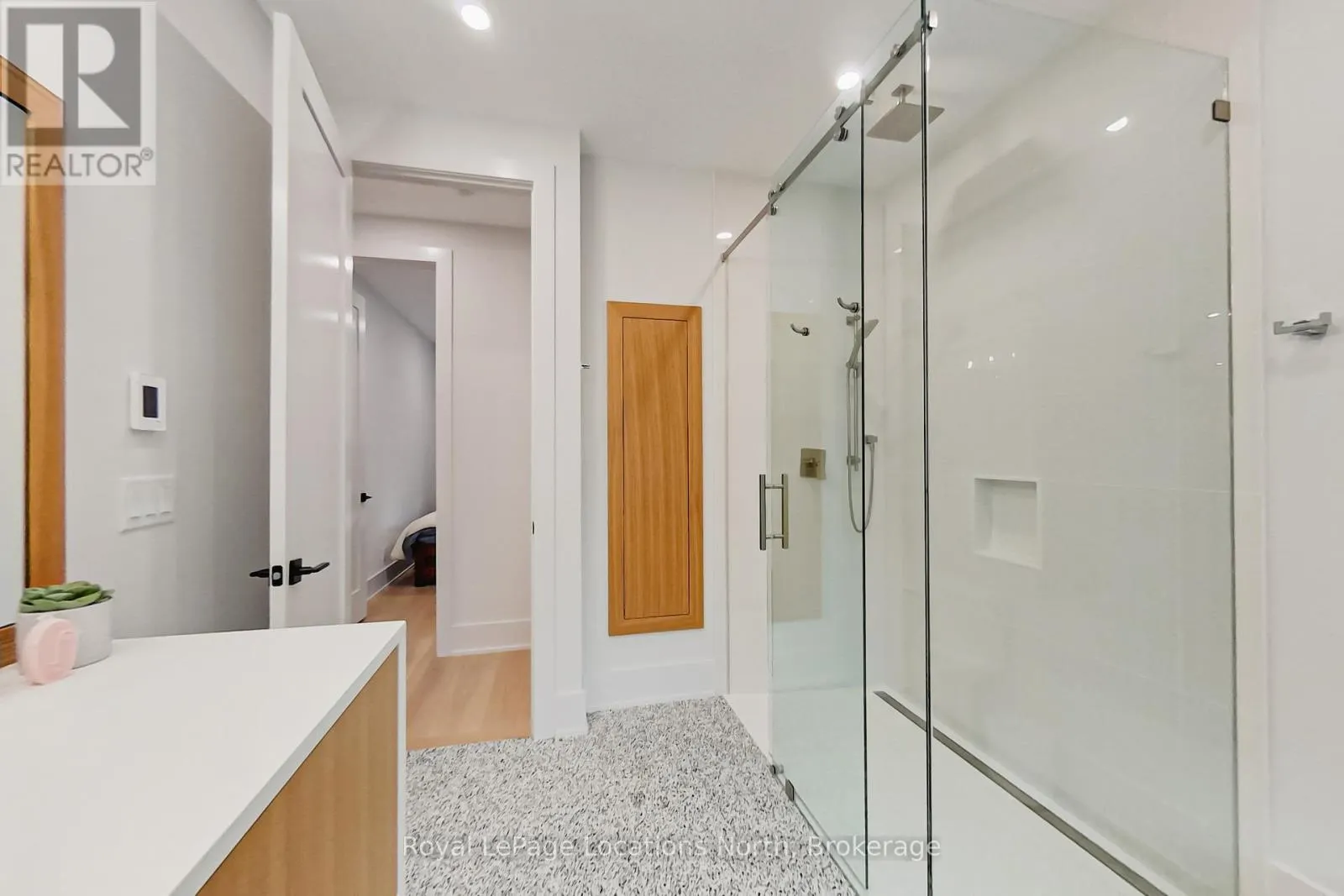 74 ARTHUR STREET E