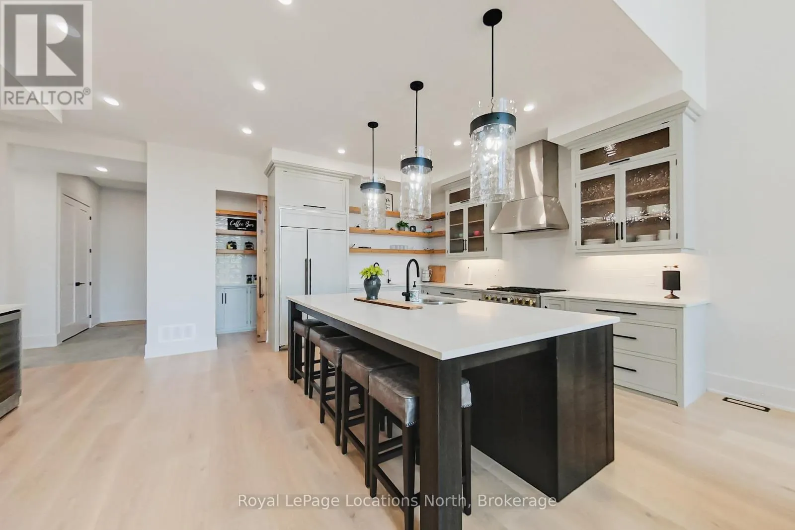 74 ARTHUR STREET E