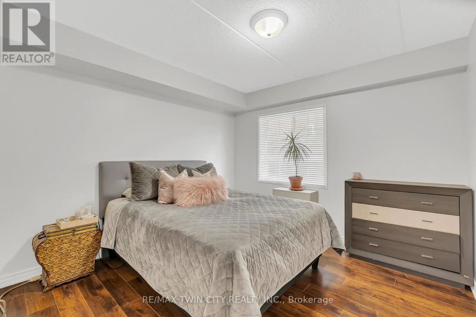 12 - 950 HIGHLAND ROAD W