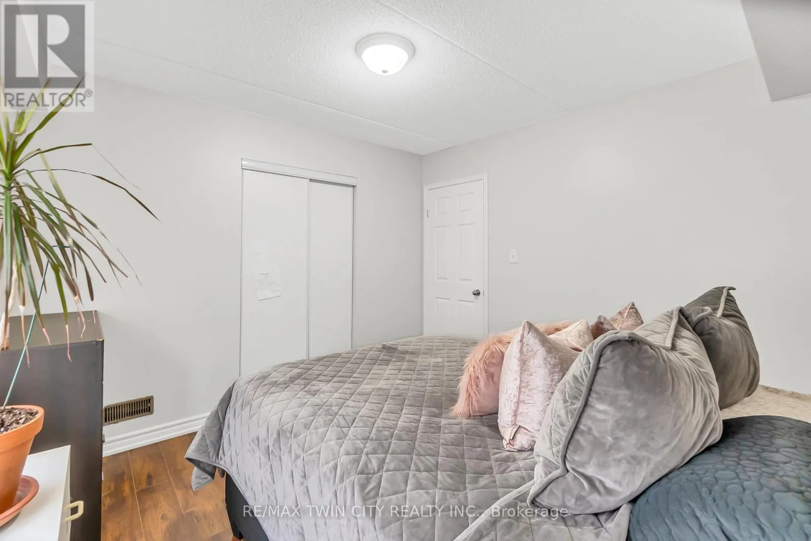 12 - 950 HIGHLAND ROAD W