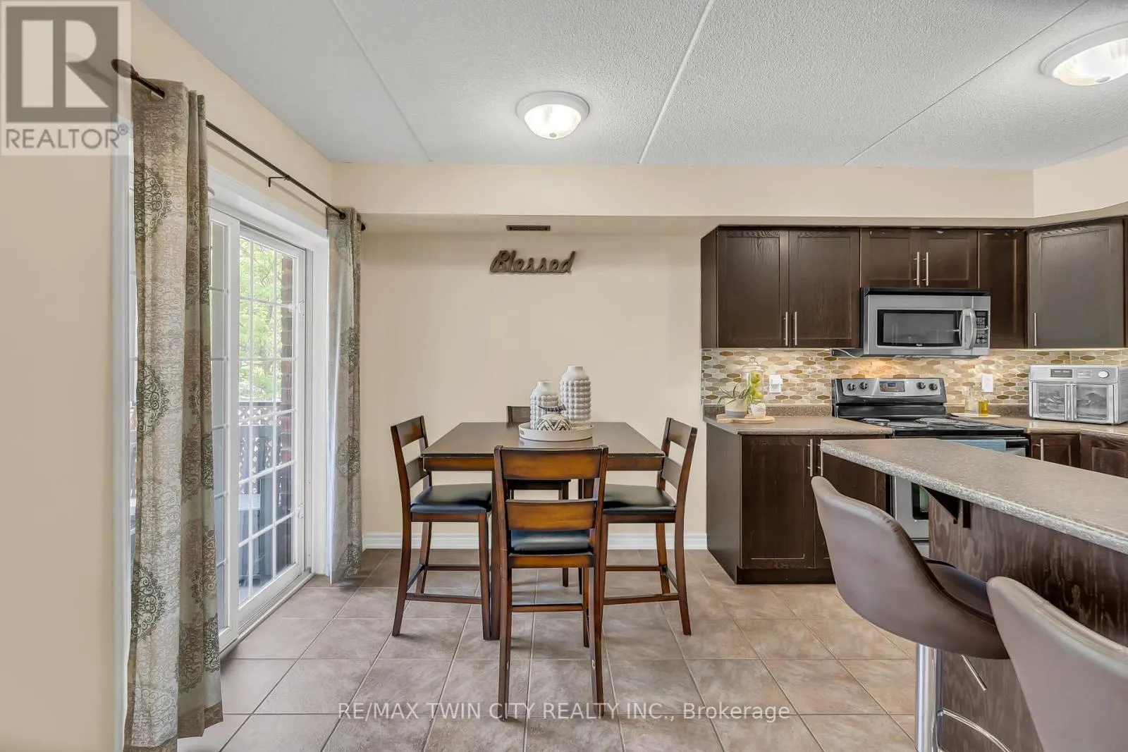 12 - 950 HIGHLAND ROAD W