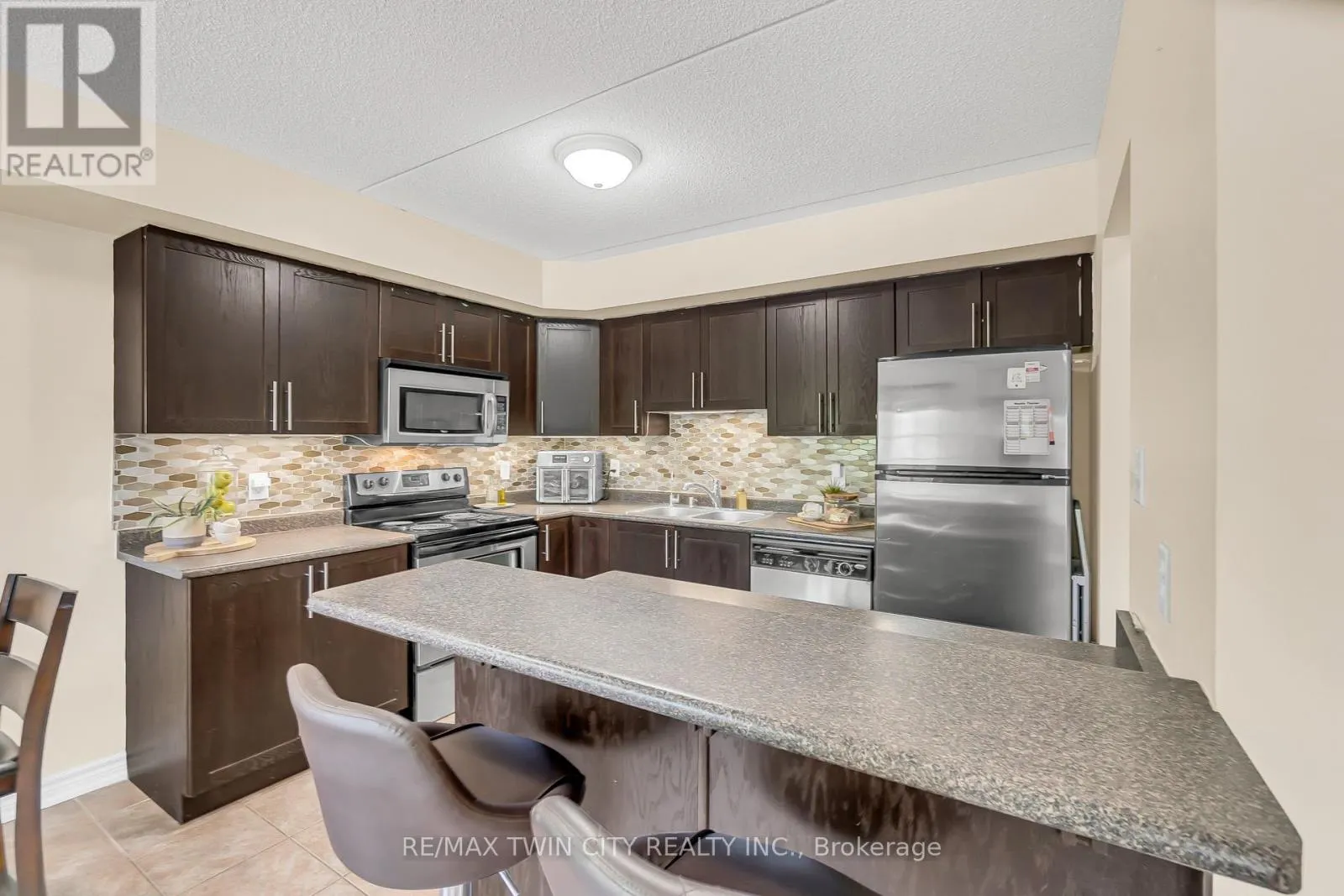 12 - 950 HIGHLAND ROAD W