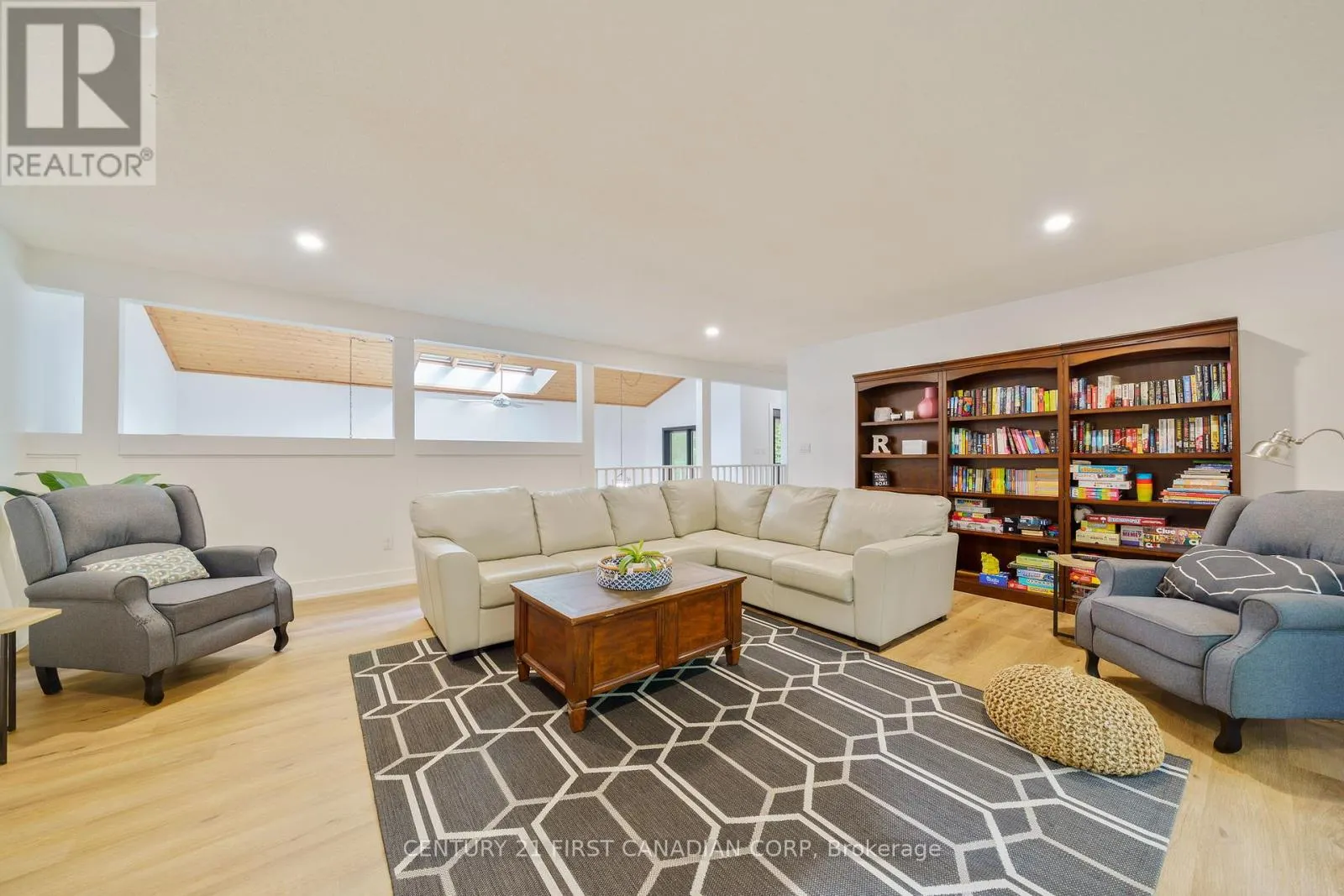 10285 PINES PARKWAY