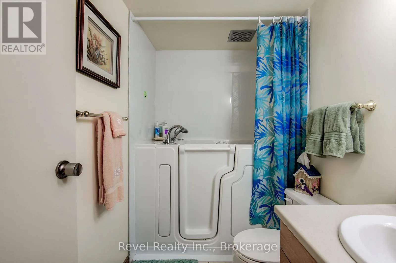 205 - 860 9TH STREET E, #205