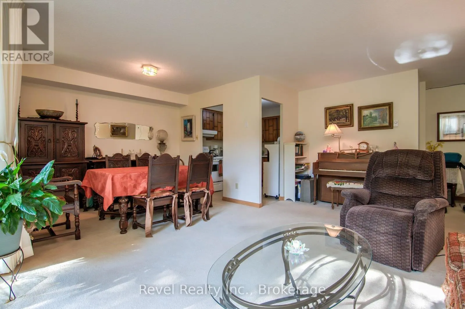 205 - 860 9TH STREET E, #205