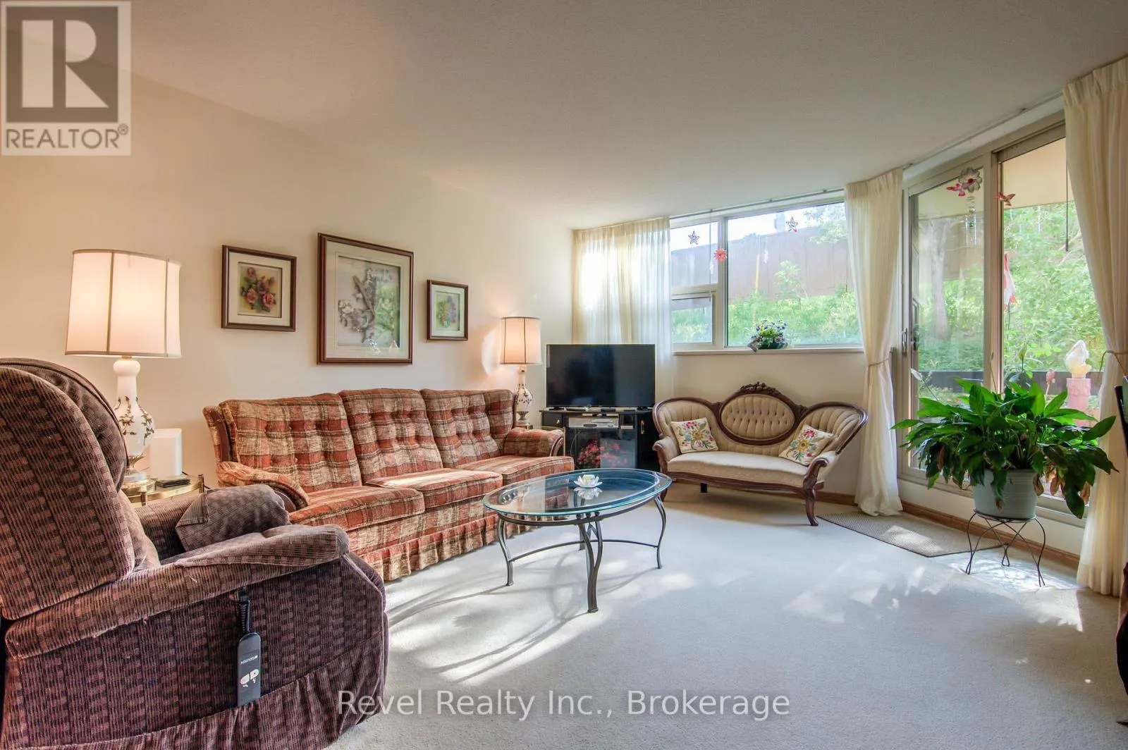 205 - 860 9TH STREET E, #205