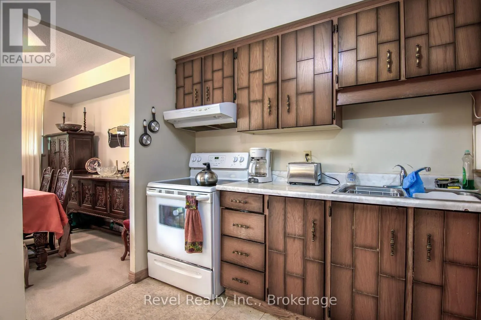 205 - 860 9TH STREET E, #205
