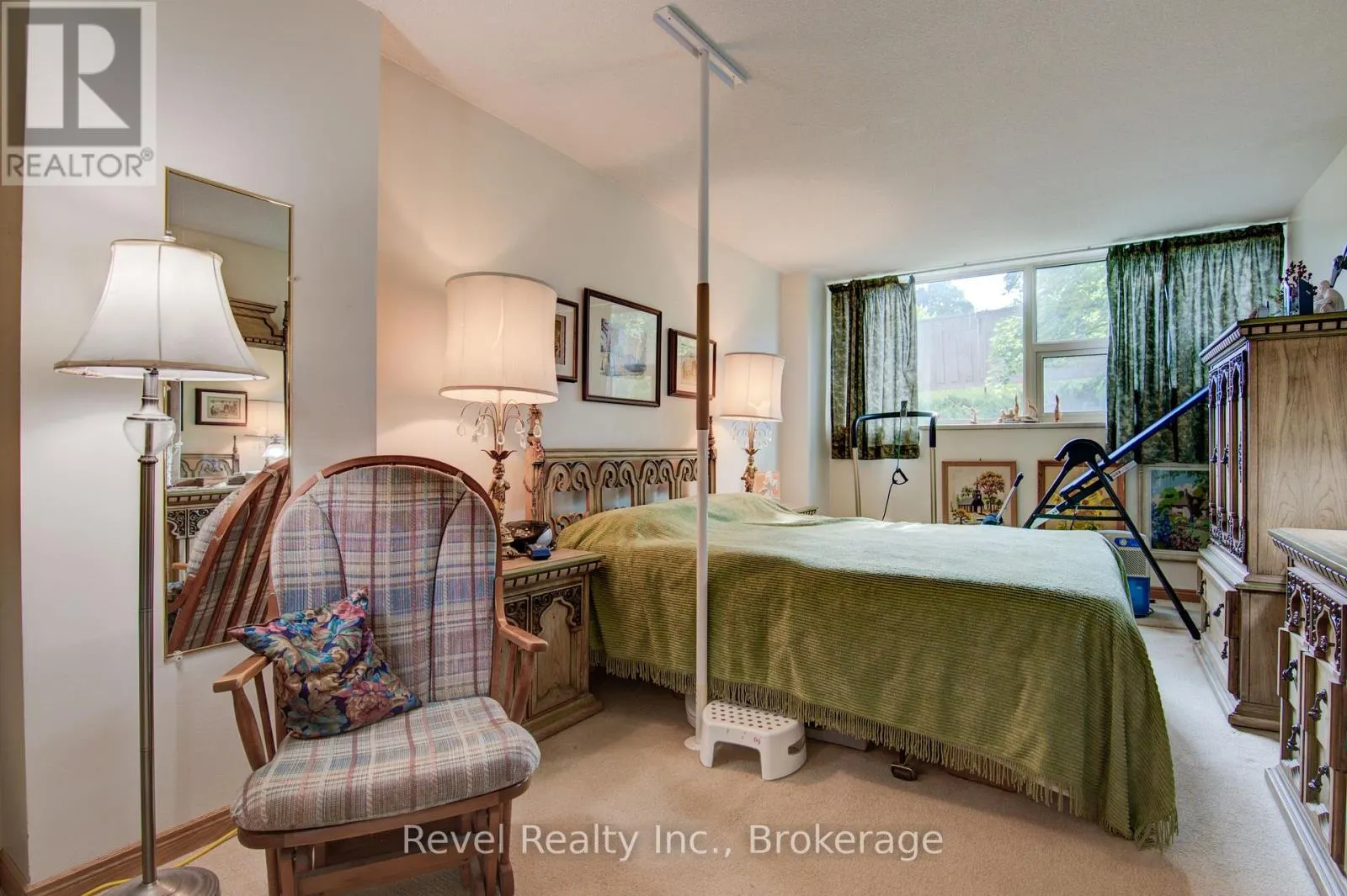 205 - 860 9TH STREET E, #205