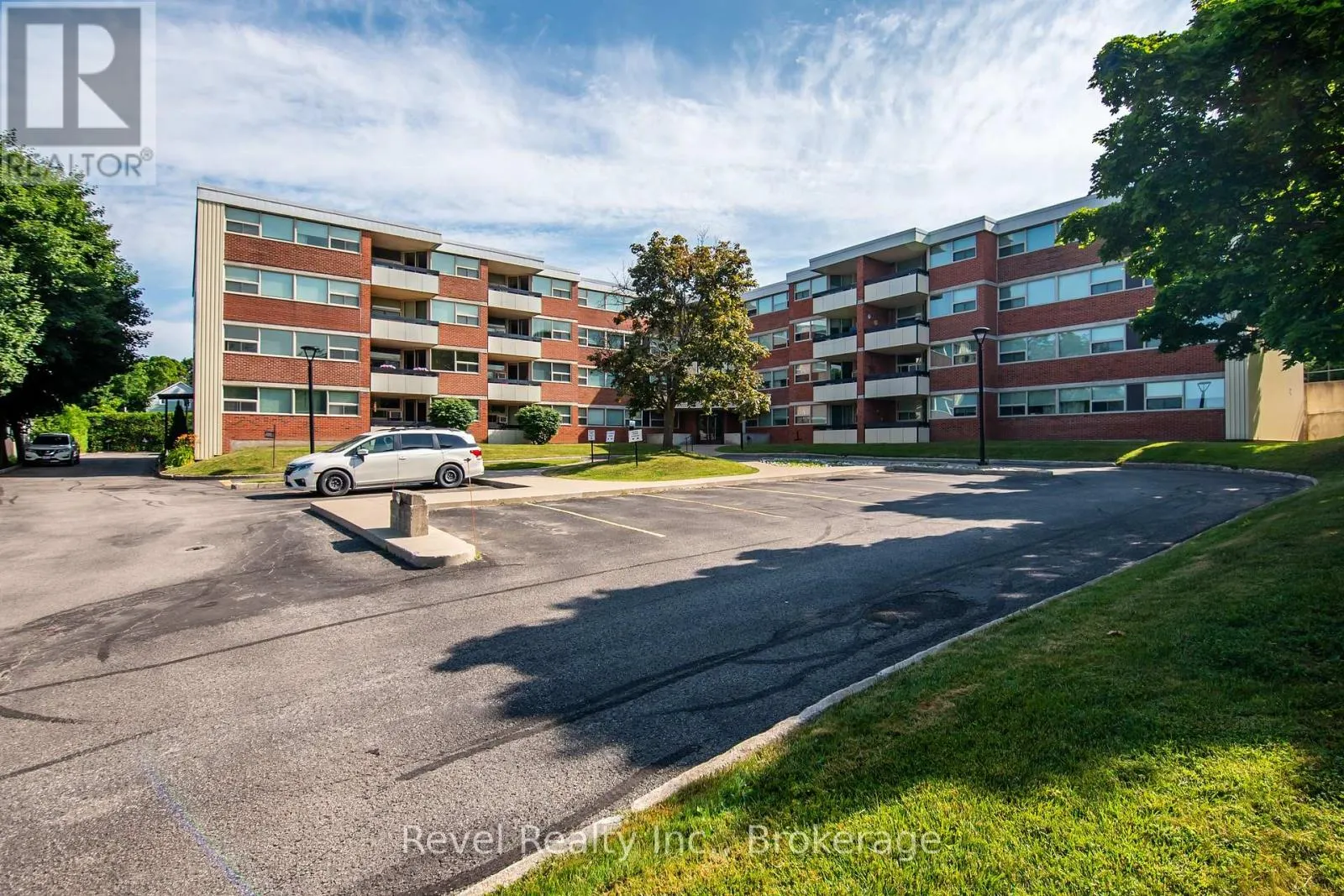 205 - 860 9TH STREET E, #205