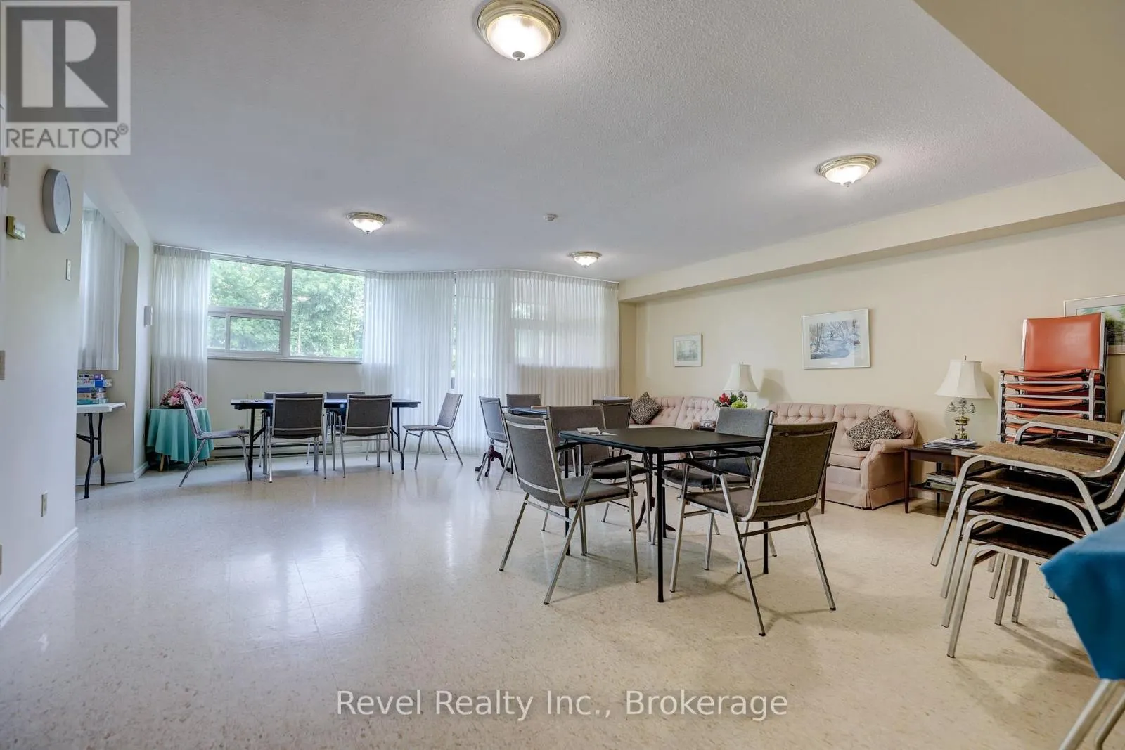 205 - 860 9TH STREET E, #205