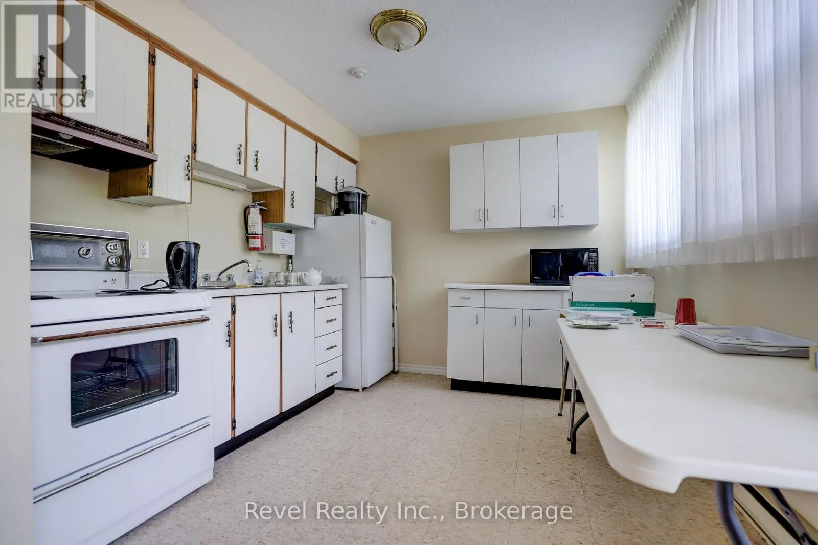 205 - 860 9TH STREET E, #205