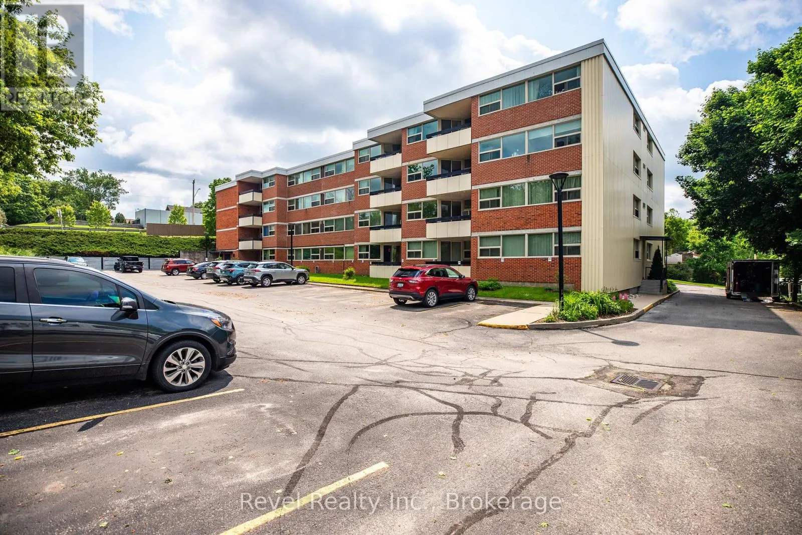 205 - 860 9TH STREET E, #205
