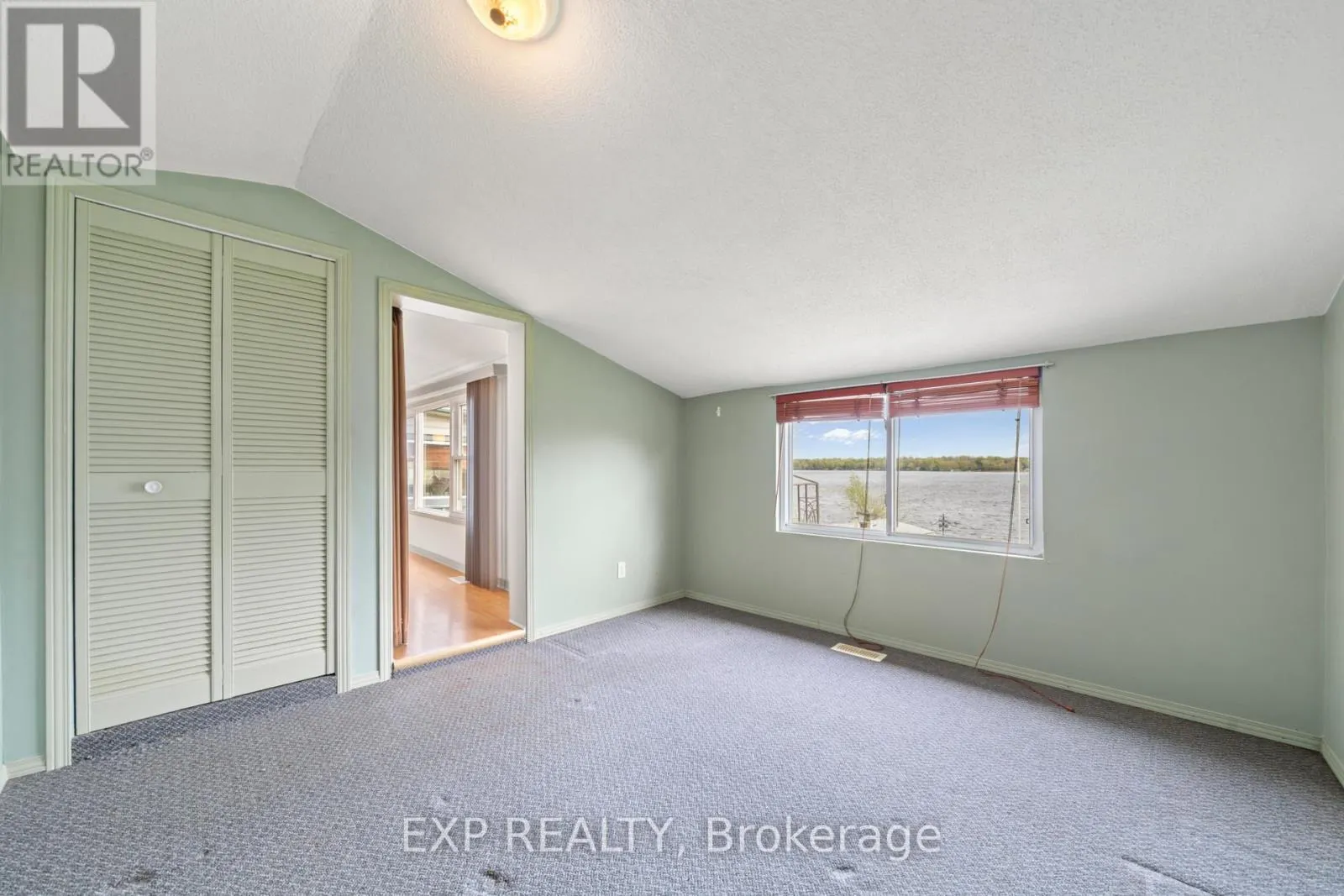 1083 LAKESIDE DRIVE