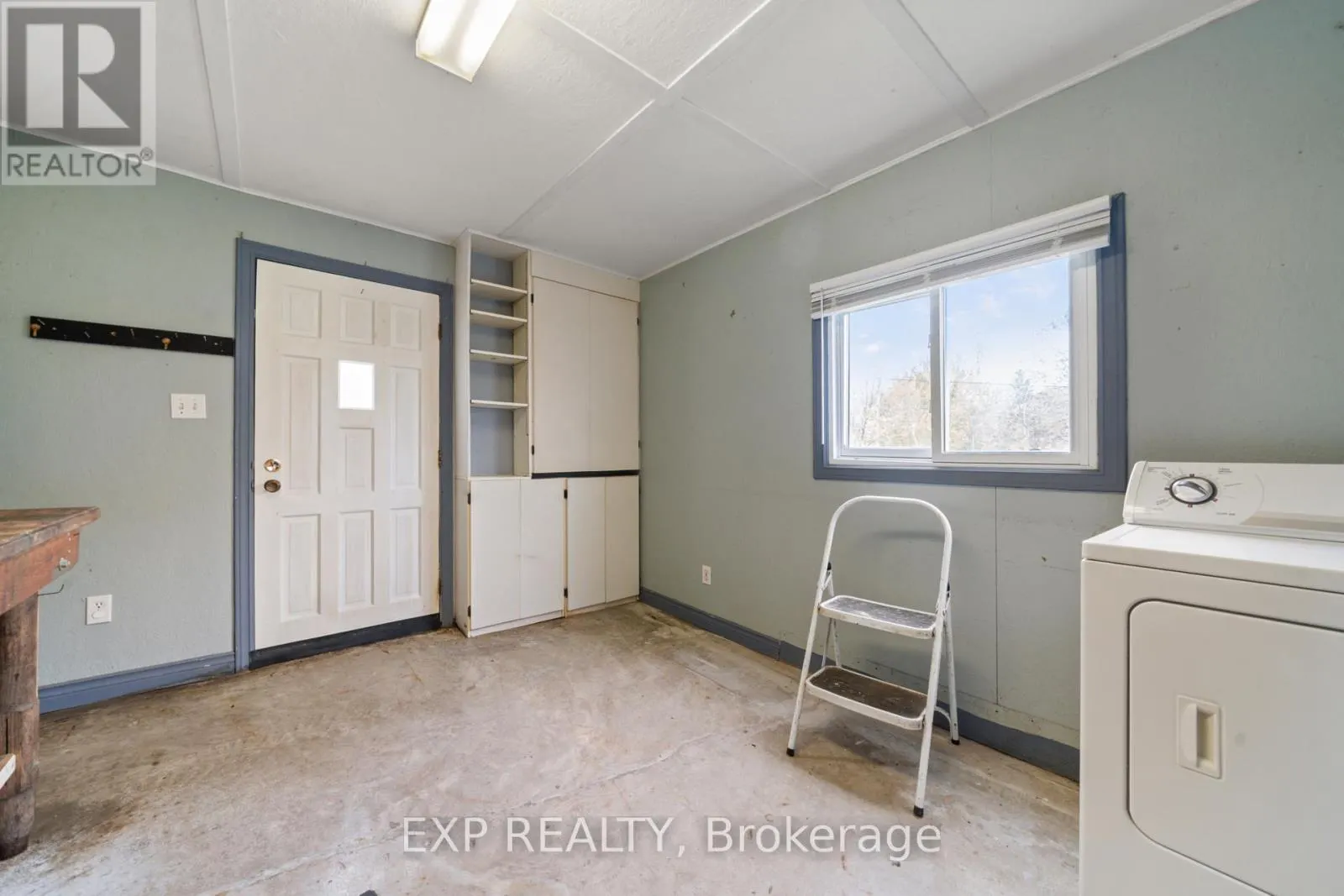 1083 LAKESIDE DRIVE