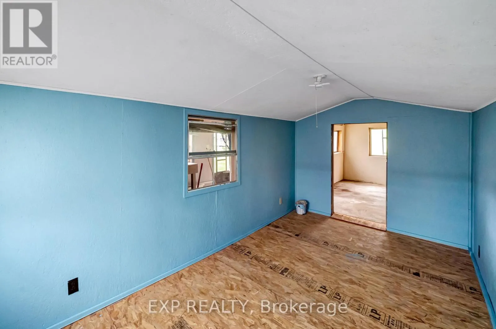 1083 LAKESIDE DRIVE