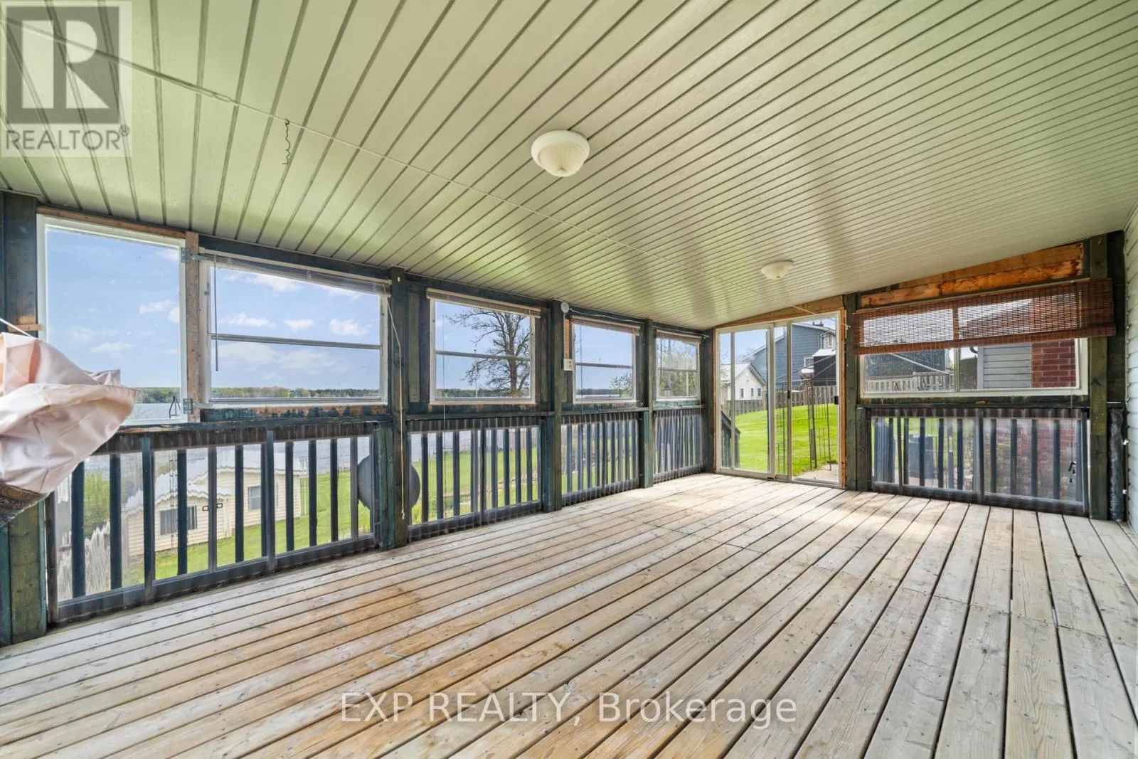 1083 LAKESIDE DRIVE
