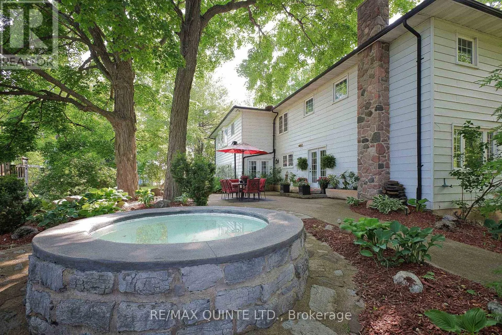 548 LORNA LANE