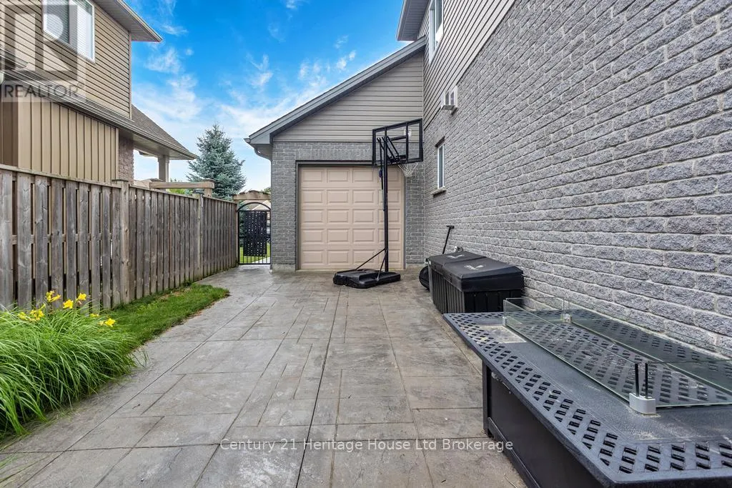 12 OLIVER CRESCENT